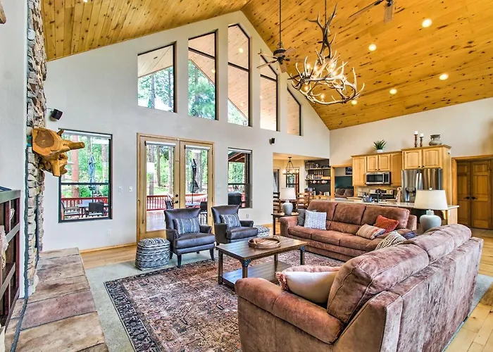 Hot Tub & Game Room: All-season Holiday home *
