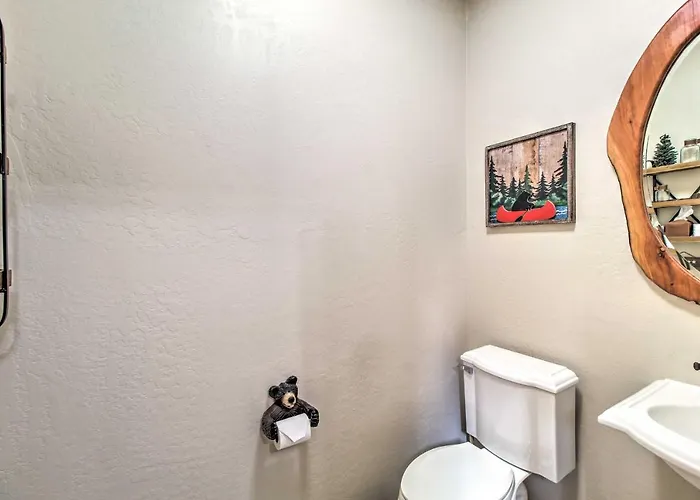 Hot Tub & Game Room: All-season Holiday home