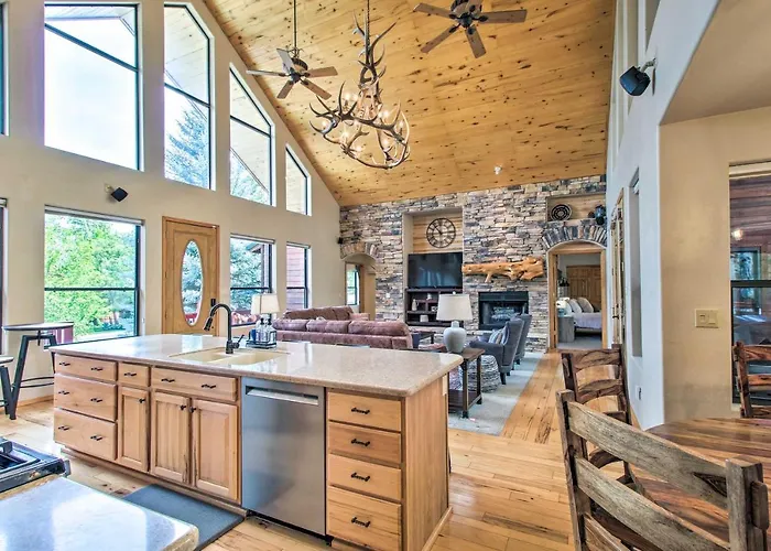 Hot Tub & Game Room: All-season