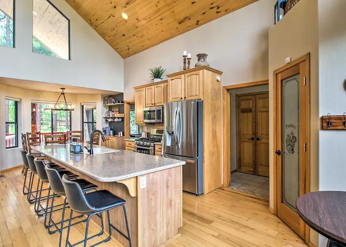 Hot Tub & Game Room: All-season *