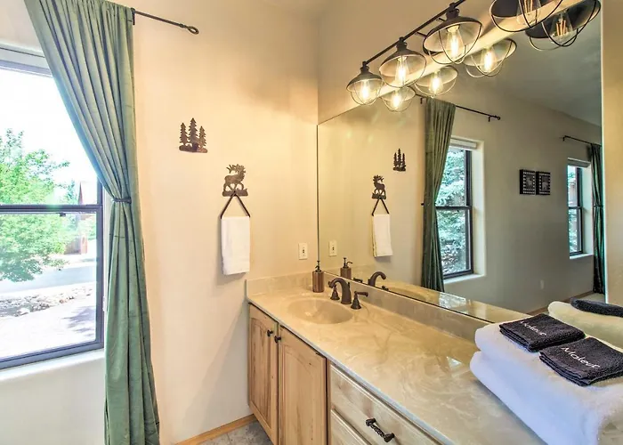 Hot Tub & Game Room: All-season Holiday home