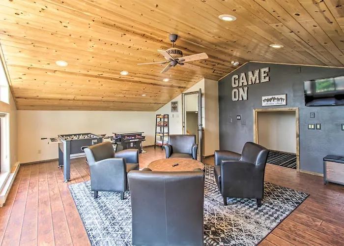 Hot Tub & Game Room: All-season