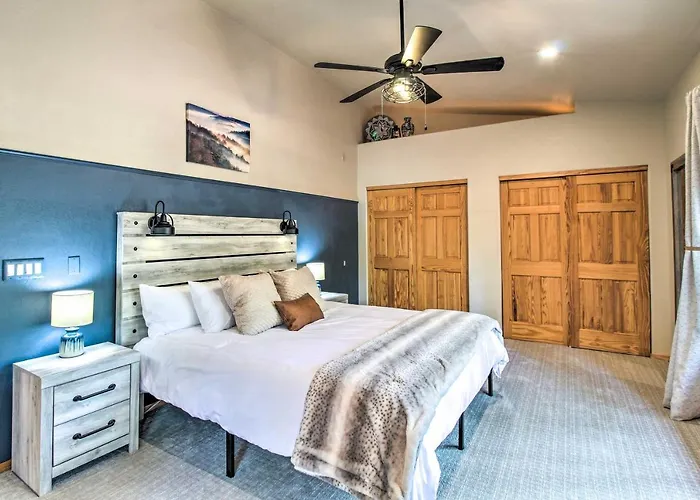 Hot Tub & Game Room: All-season *