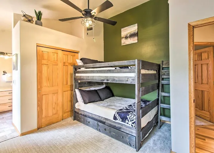 Hot Tub & Game Room: All-season Holiday home
