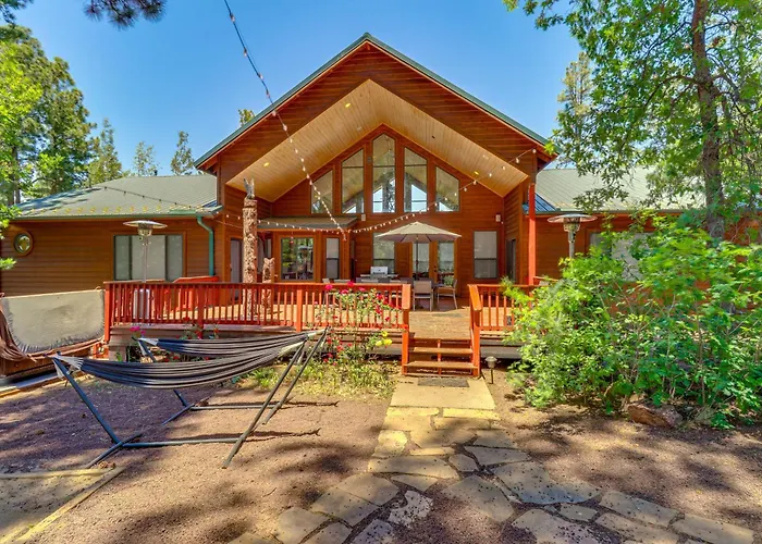 Hot Tub & Game Room: All-season *