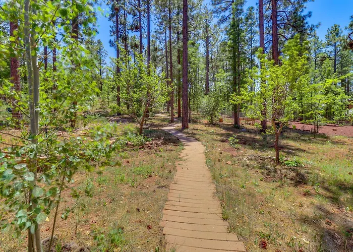 Hot Tub & Game Room: All-season Pinetop-Lakeside